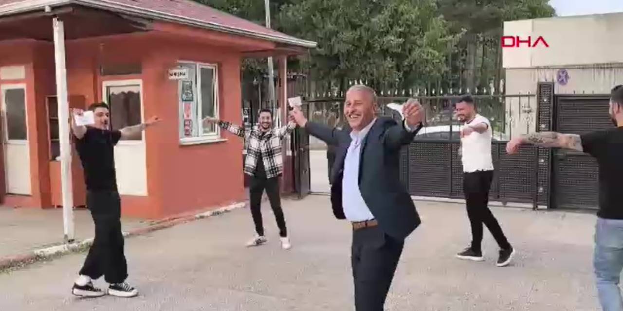 Sandıktan galip çıkan muhtar zaferi çiftetelliyle kutladı