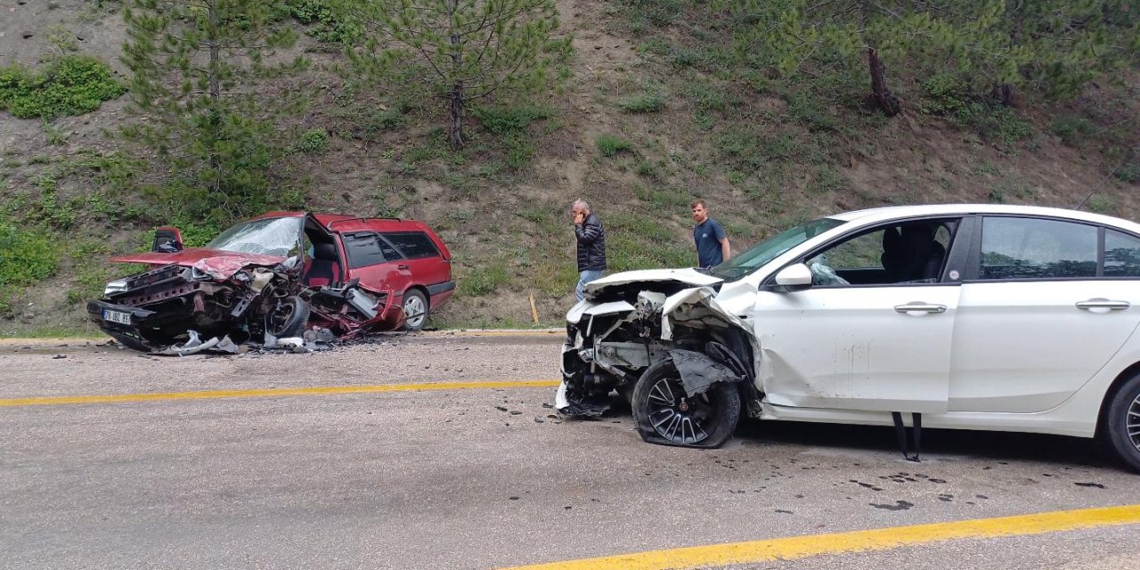 Karabük'te 2 otomobil çarpıştı; 8 yaralı