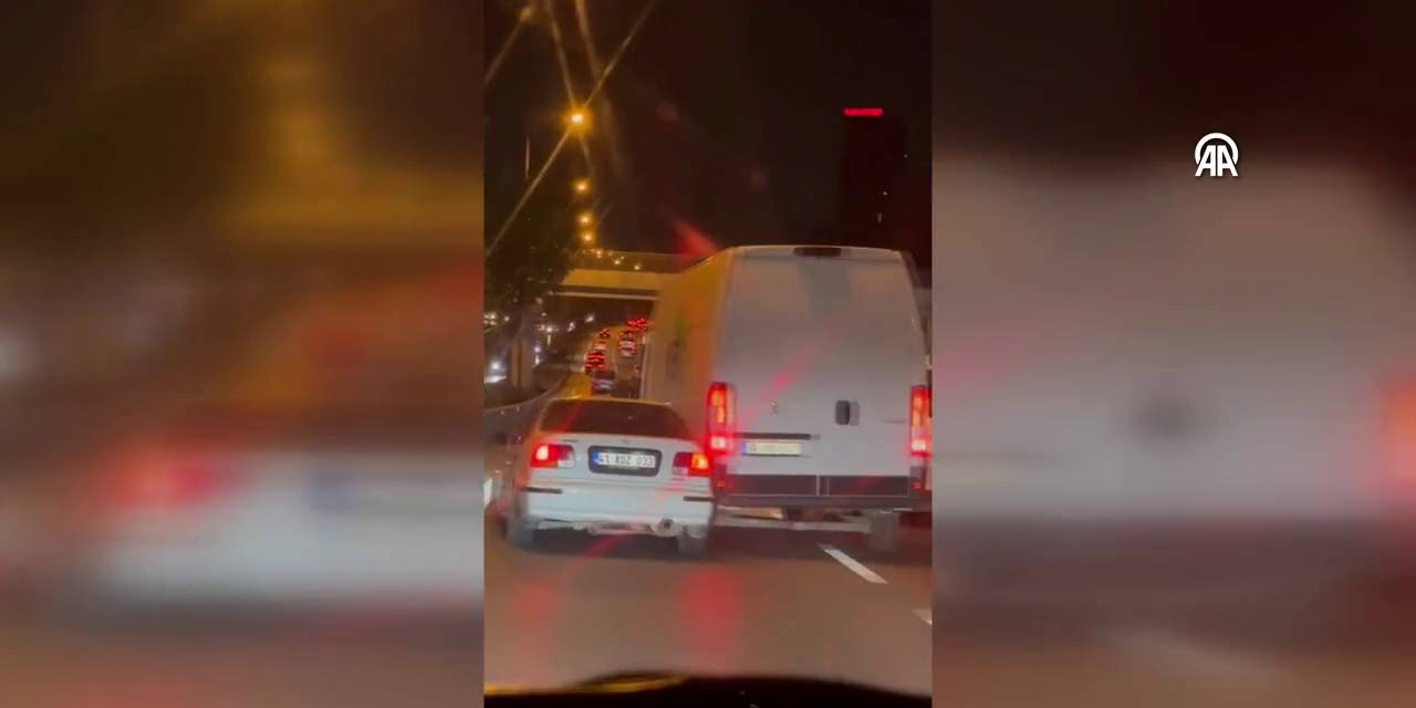 Makas atan minibüs otomobile çarptı, o anlar kameraya yansıdı