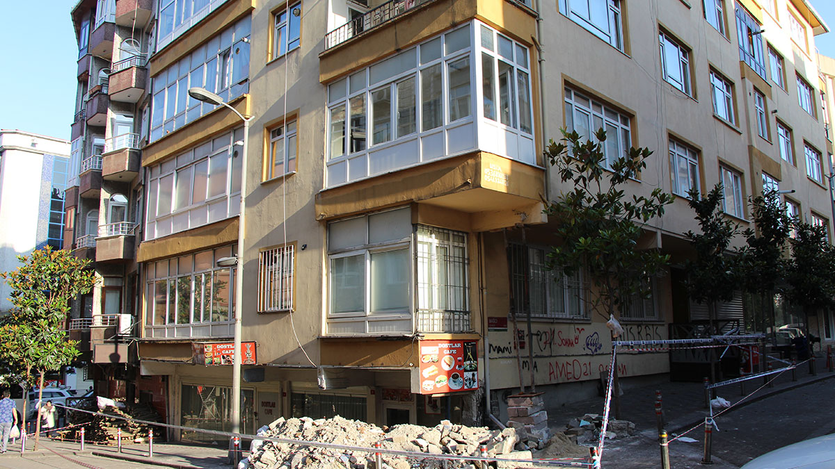 İstanbul'da yıkılma tehlikesi bulunan 5 katlı bina tahliye edildi