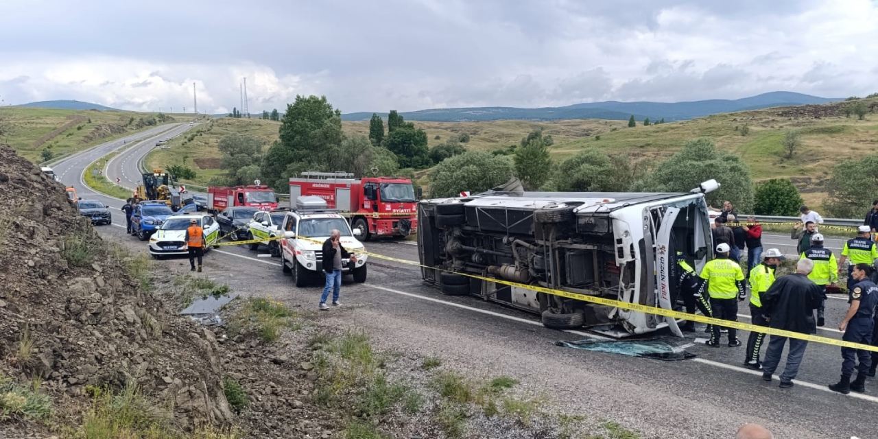 Cenazeden dönen araç devrildi: 2 kişi öldü 15 kişi yaralandı