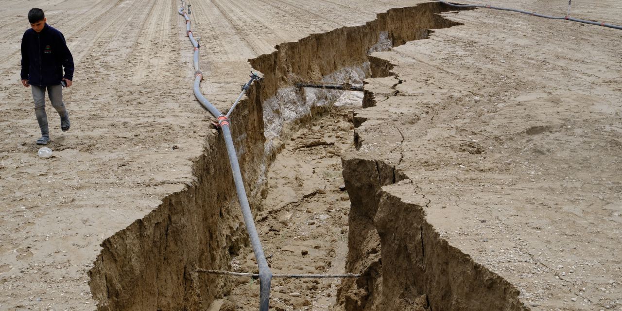 Konya'da korkutan olay: Sağanak sonrası tarım arazisinde yarık oluştu