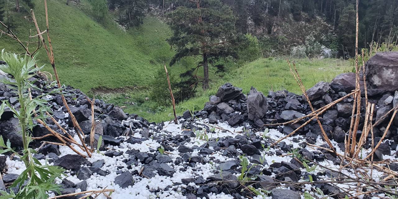 Ceviz büyüklüğünde yağdı: Şehirler beyaza büründü