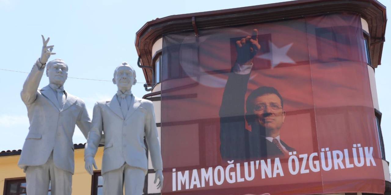 'İmamoğlu'na özgürlük' pankartı Eskişehir'e asıldı