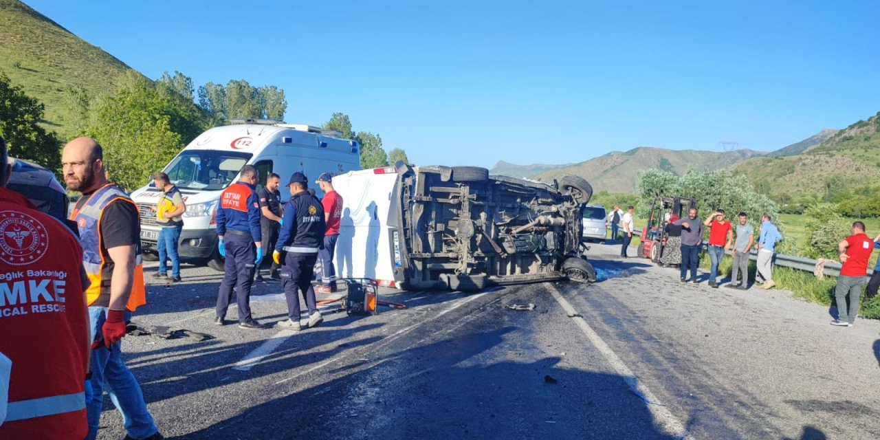 Minibüs ile otomobil çarpıştı: 2 ölü 1 yaralı