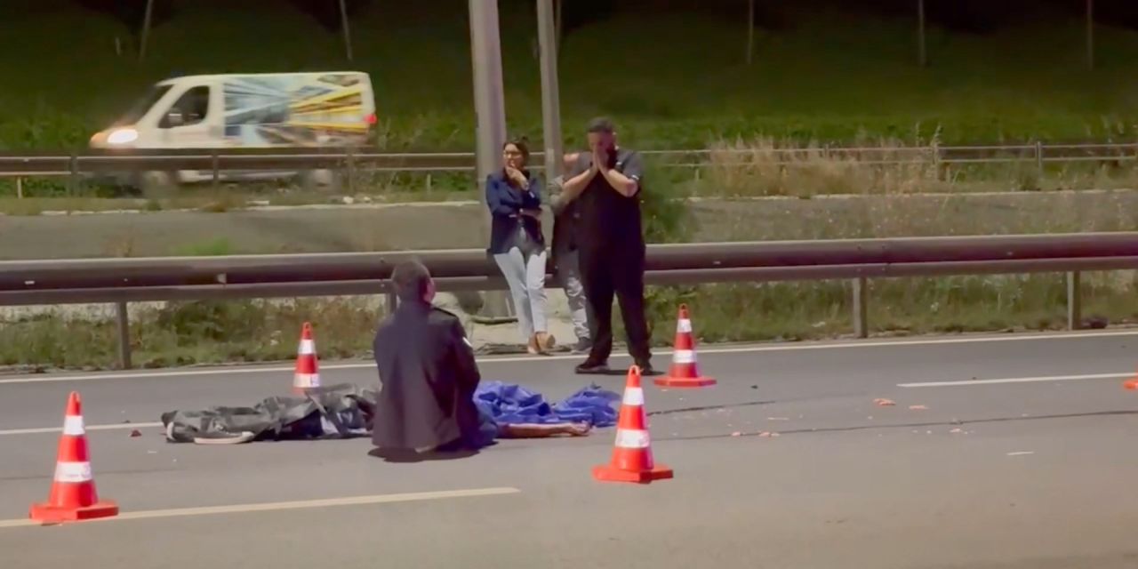 Otoyolda feci son: Otomobil yayaya çarptı, iki araç daha üzerinden geçti