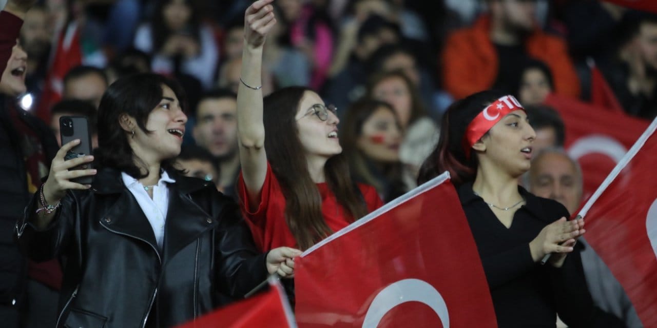 Milli takımın kritik maçı şifresiz kanalda: Maçın saatine dikkat!