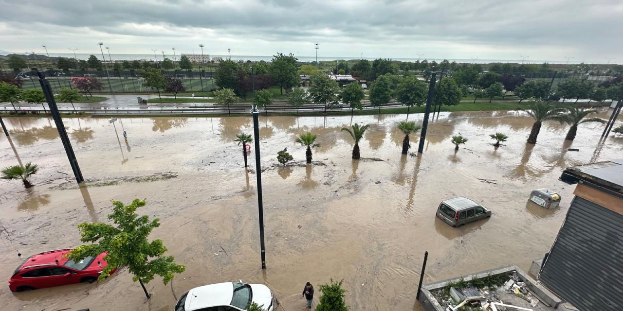 Trabzon'da sağanak etkili oldu: Yollar göle döndü