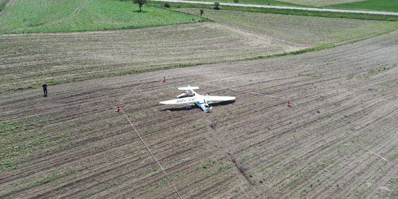 Tarlaya zorunlu iniş yapan eğitim uçağı ters döndü