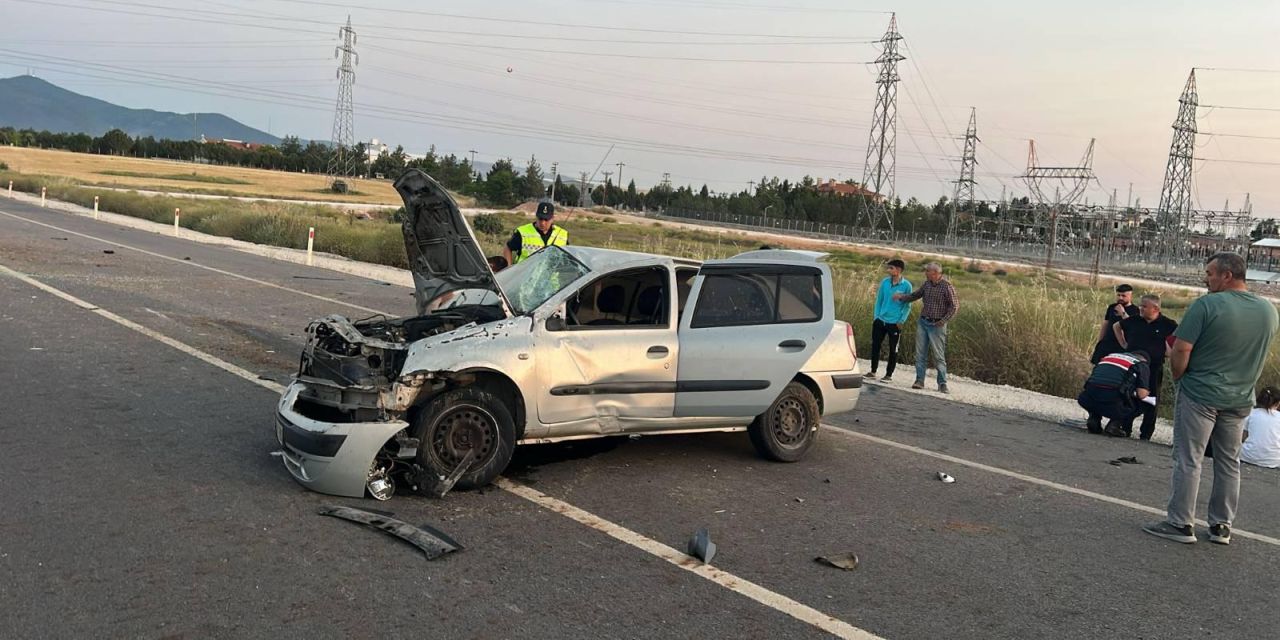 Uşak'ta takla atan otomobildeki 3 kişi yaralandı