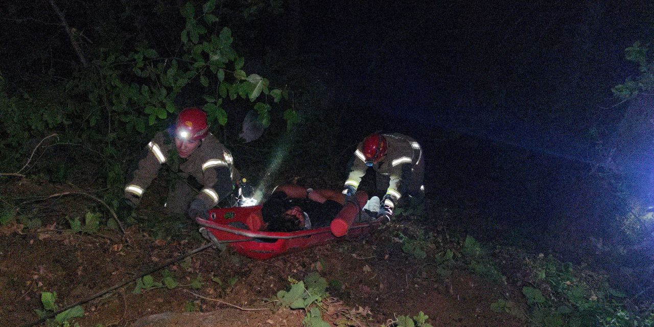 Bursa'da otomobil uçuruma yuvarlandı: 3 yaralı