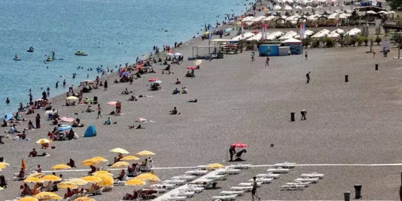 Antalya sıcaklık 38 dereceyi buldu! Konyaaltı Sahili'ne akın ettiler