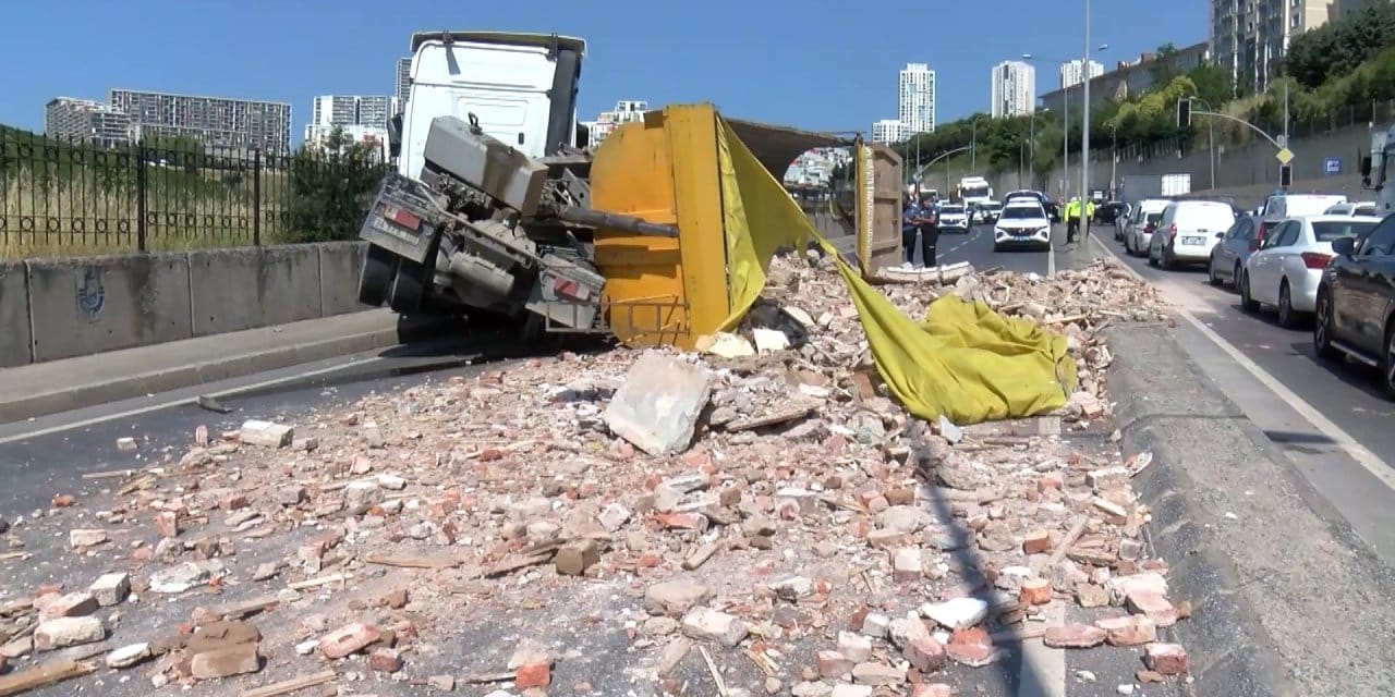 Moloz yüklü hafriyat kamyonu devrildi