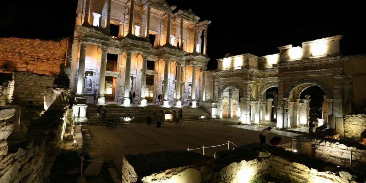 Efes Antik Kenti'nde gece müzeciliği başladı