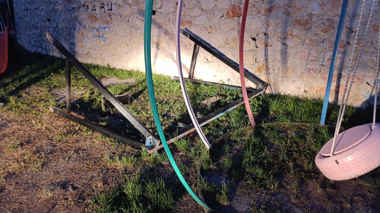 Çay bahçesinde demir salıncağın altında kalan çocuk öldü