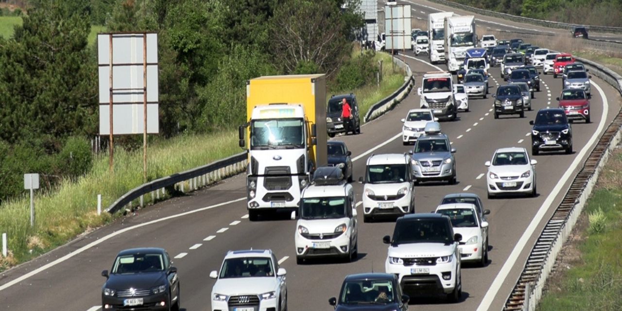 Bolu geçişinde trafik kilit! Bayram yoğunluğu başladı