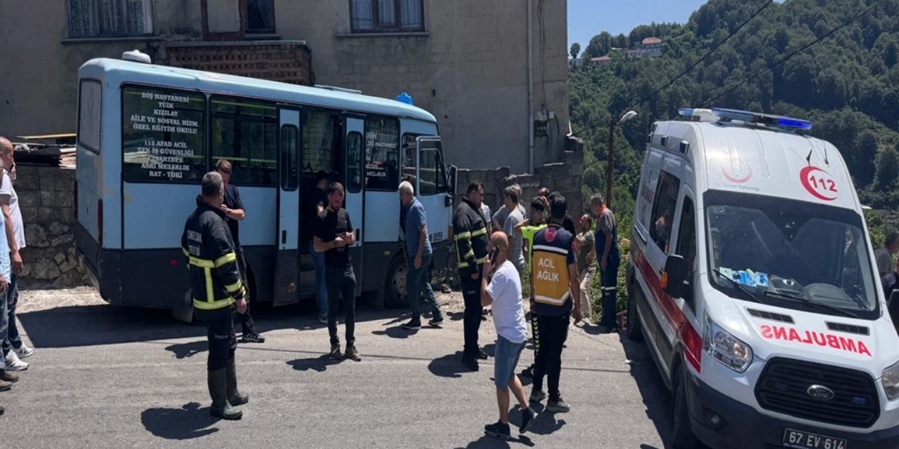 Yolcu minibüsü evin duvarına çarptı: 14 kişi yaralandı