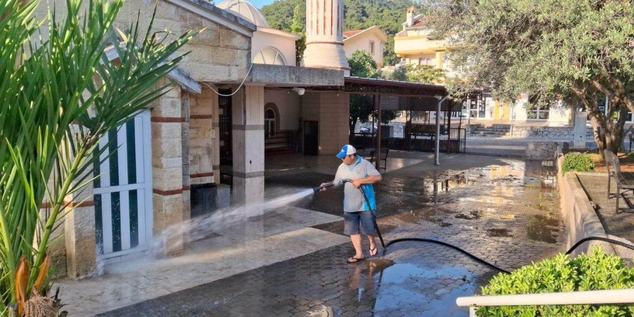 Marmaris’te bayram öncesi belediye ekiplerinden aralıksız çalışma