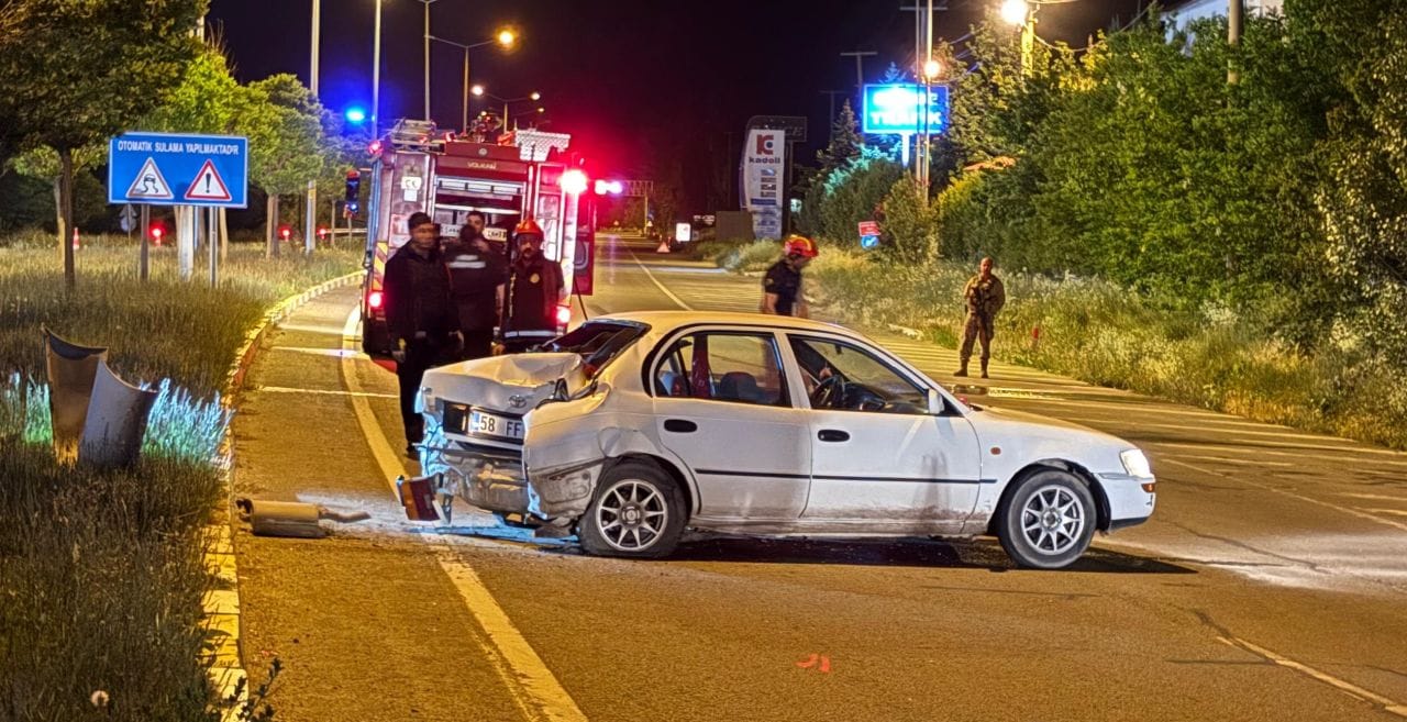 Sivas’ta iki otomobil çarpıştı: 5 yaralı, gaz kaçağı panik yarattı