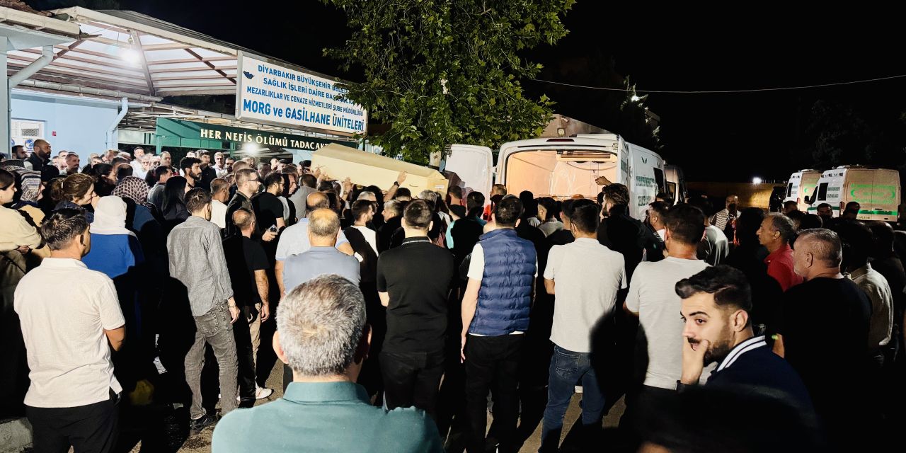 Kahreden yangında ölen anne ve 3 çocuğu defnedildi