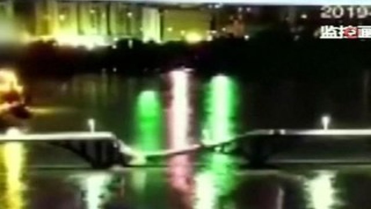 Köprü çöktü, araçlar nehre düştü! O anlar kamerada!