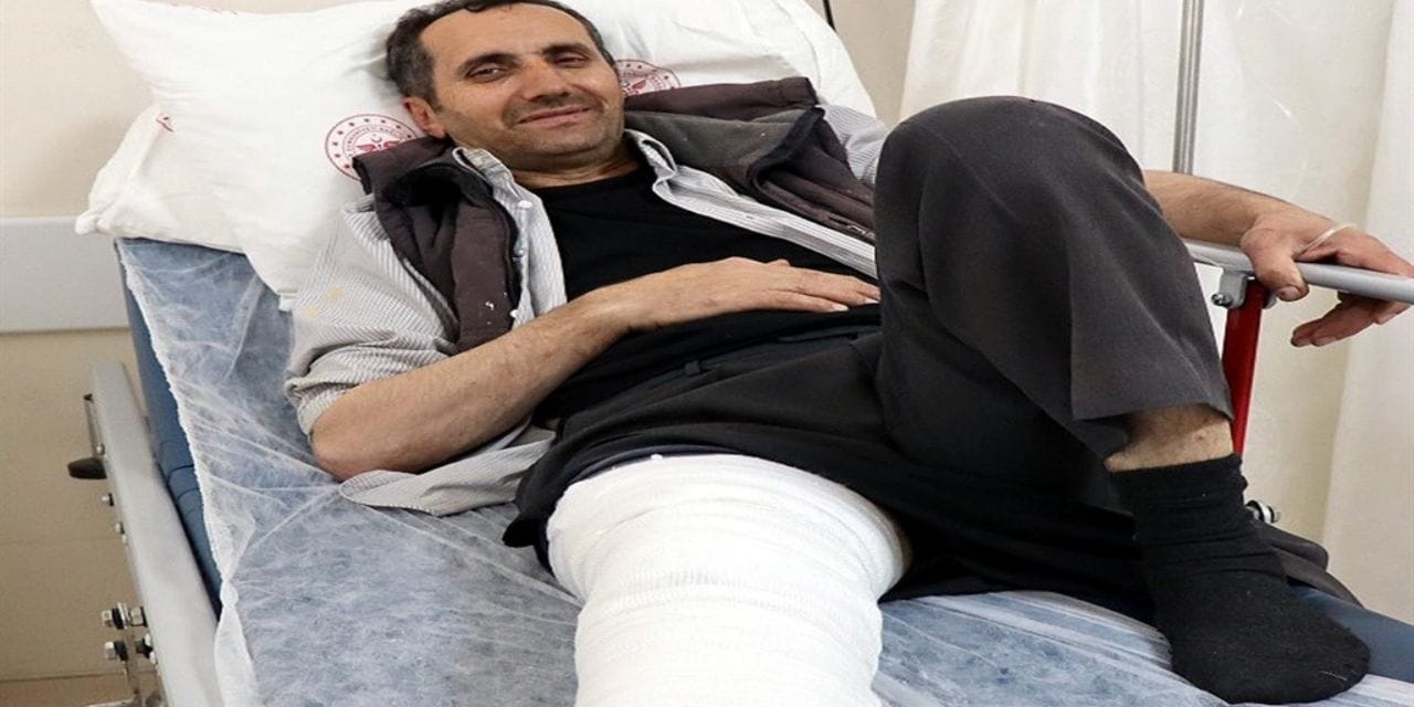 Kurbanlık boğayı keserken üzerine düştü bacağı kırıldı