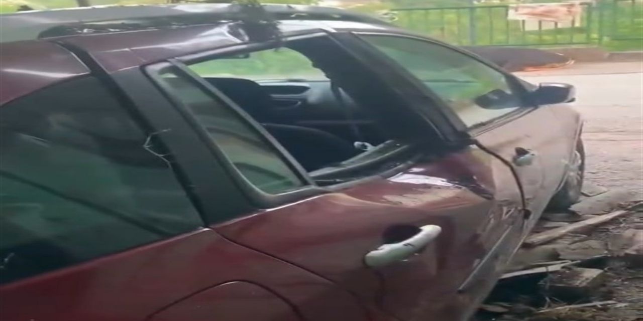 Kurbanlık boğa çatıdan düştü: Arabayı pert etti duvarı da çökertti