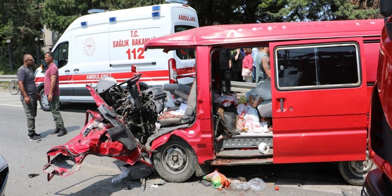 Minibüsle otomobil çarpıştı 6 kişi yaralandı 2’si ağır