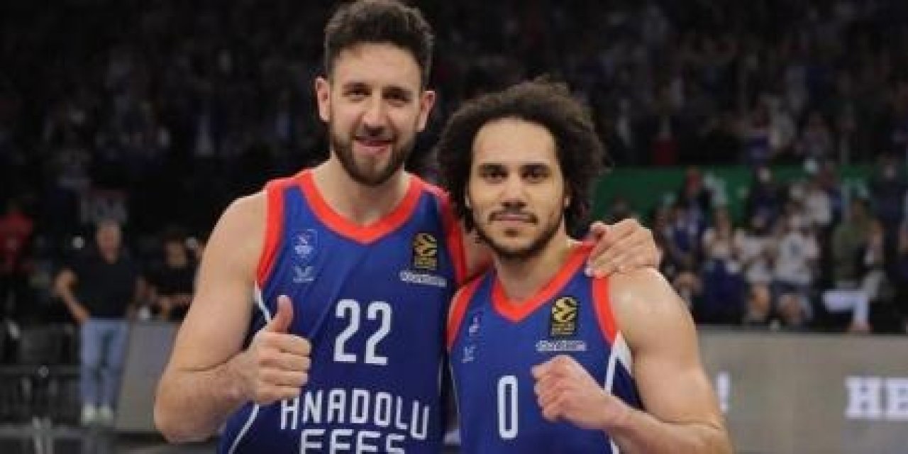 Fenerbahçe Anadolu Efes'in efsanesini alıyor