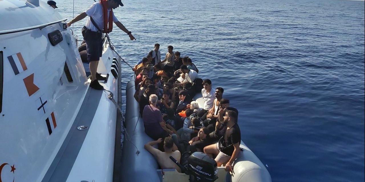 İzmir açıklarında 18 düzensiz göçmen yakalandı