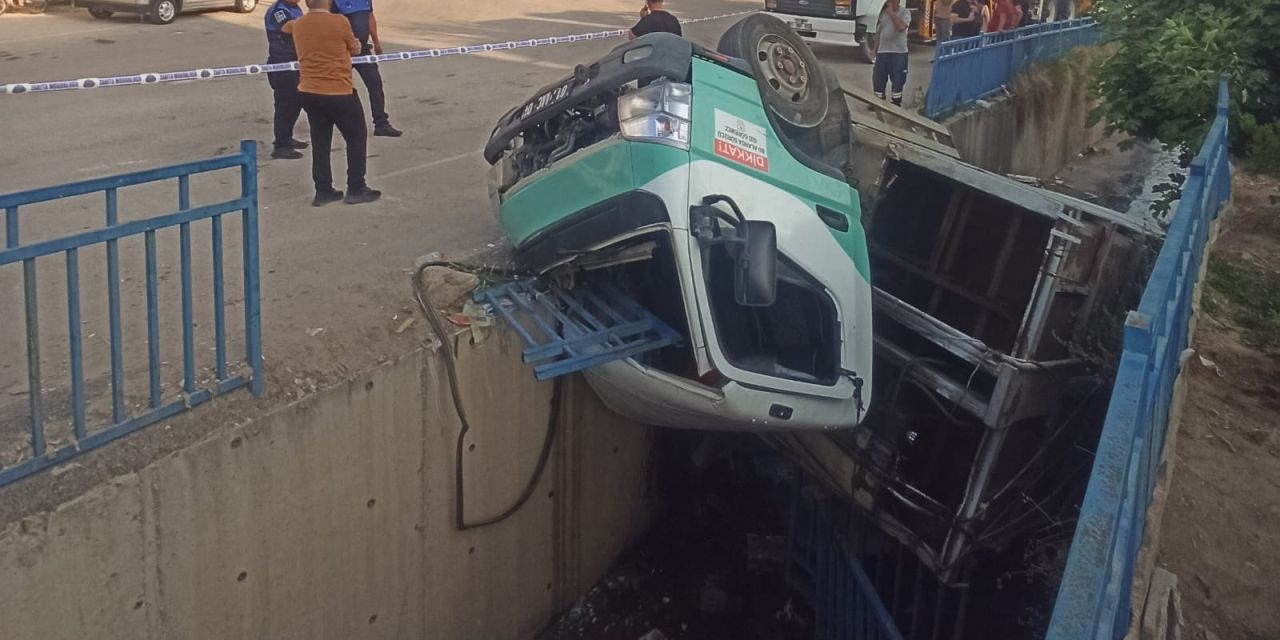 Çöp kamyonu sulama kanalına devrildi: 3 yaralı