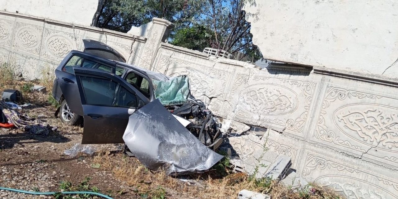 Lastiği patlayan otomobil benzinlik duvarına çarptı: 1 ölü