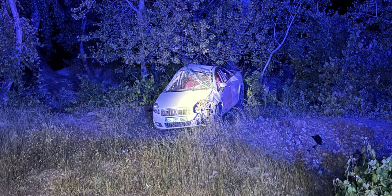 Otomobil şarampole yuvarlandı, şans eseri hayatta kaldı