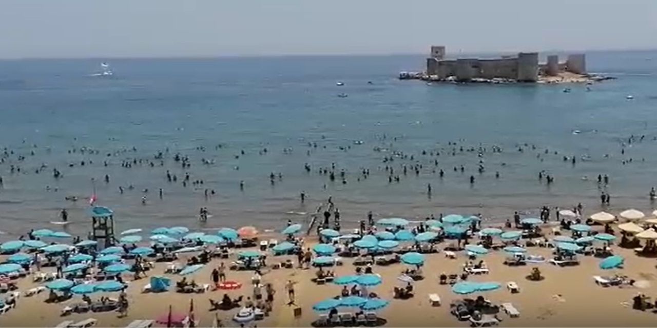 Mersin'de plajlar doldu taştı