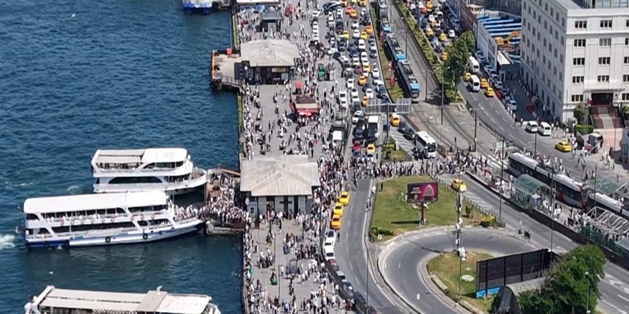 Sıcak havayı fırsat bilenler Eminönü'ne akın etti
