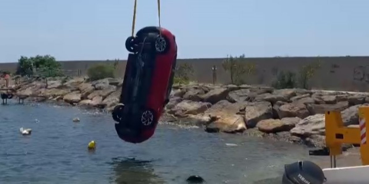 Sahile park ettiği arabasının el frenini çekmeyi unuttu: Denize beraber girdiler