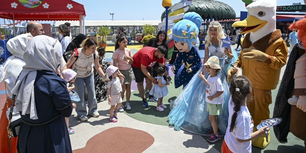 Lunaparklara bayram akını: Aileler eğlencenin tadını çıkardı