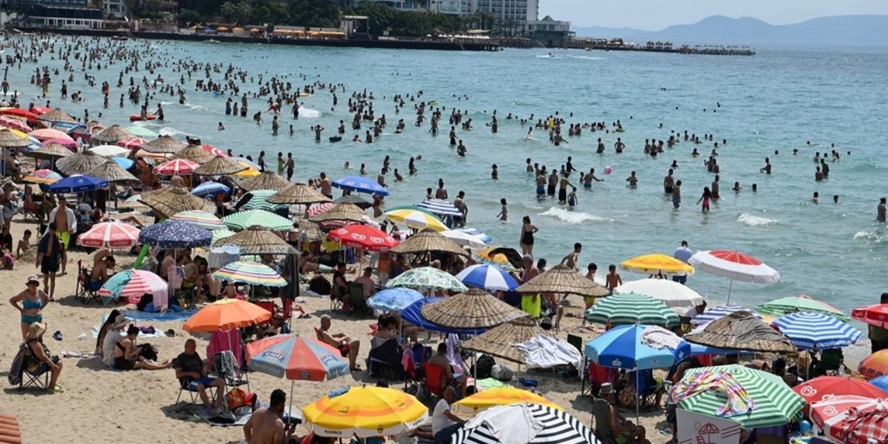 Kuşadası plajları Kurban Bayramı’nda dolup taştı