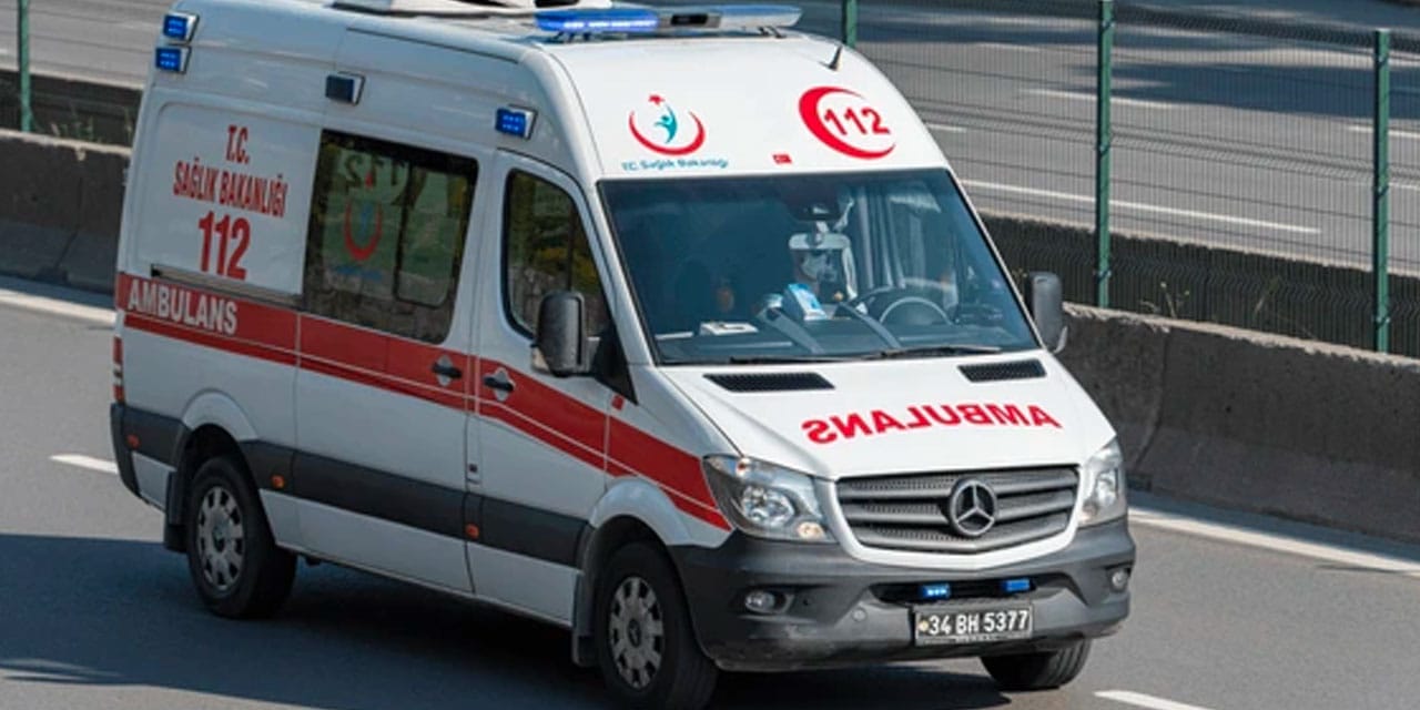 Ambulans şarampole devrildi