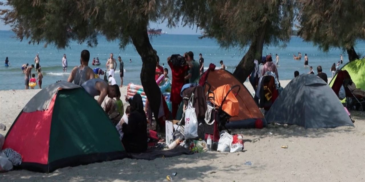 Güneşli havada Menekşe Plajı dolup taştı