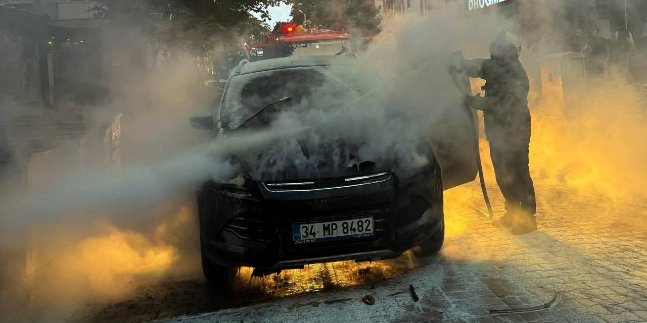 Seyir halindeki cip Avcılar'da alevler içinde kaldı