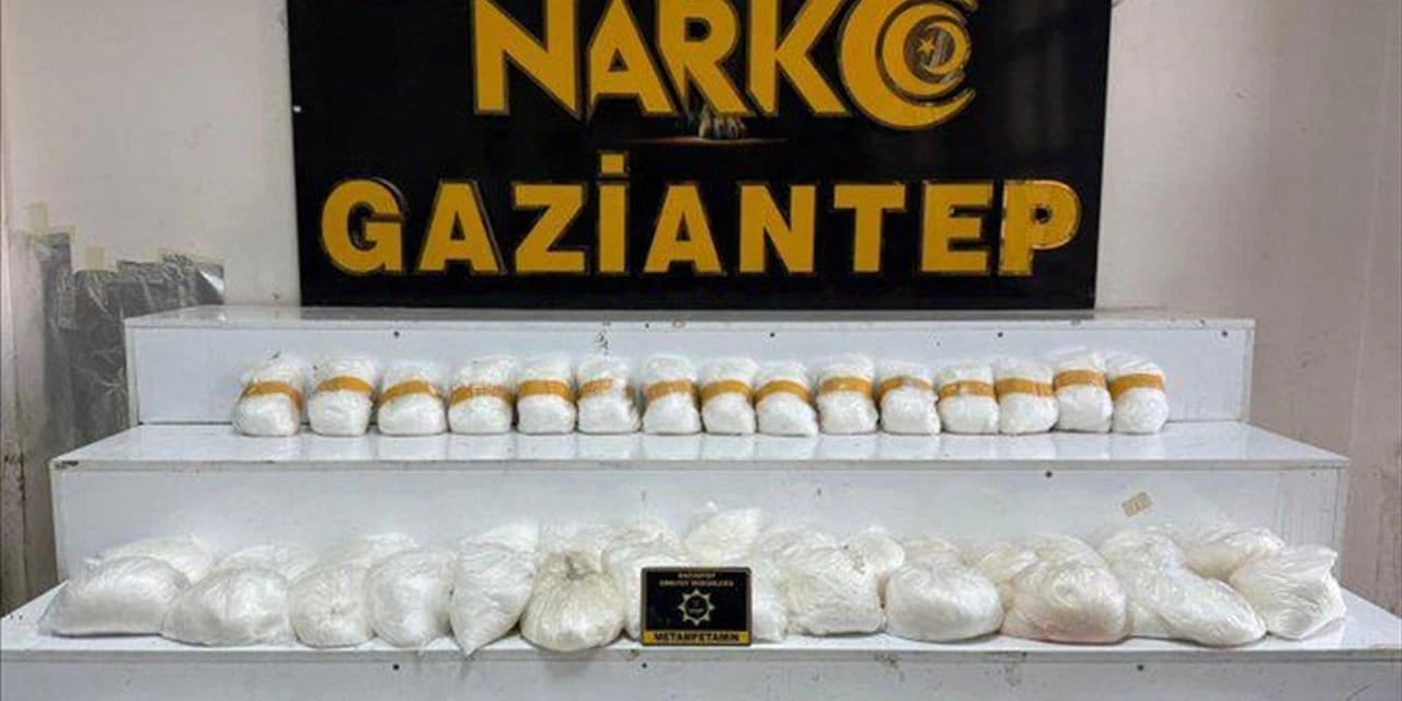 Uyuşturucu taşıyan 2 şüpheli tutuklandı