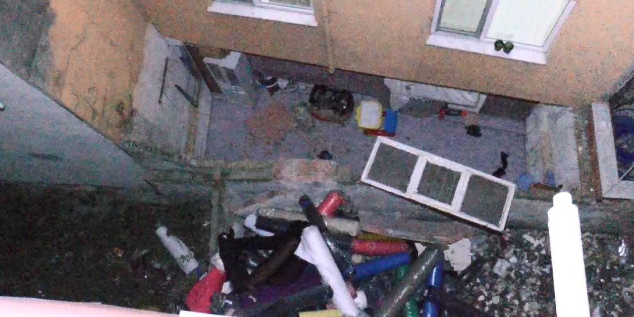 Zeytinburnu’nda 4 katlı binada duvar çöktü