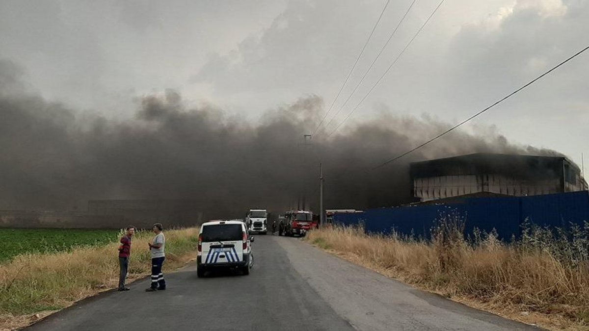 İzmir'de korkutan yangın! Fabrika alevlere teslim oldu, yol ulaşıma kapatıldı