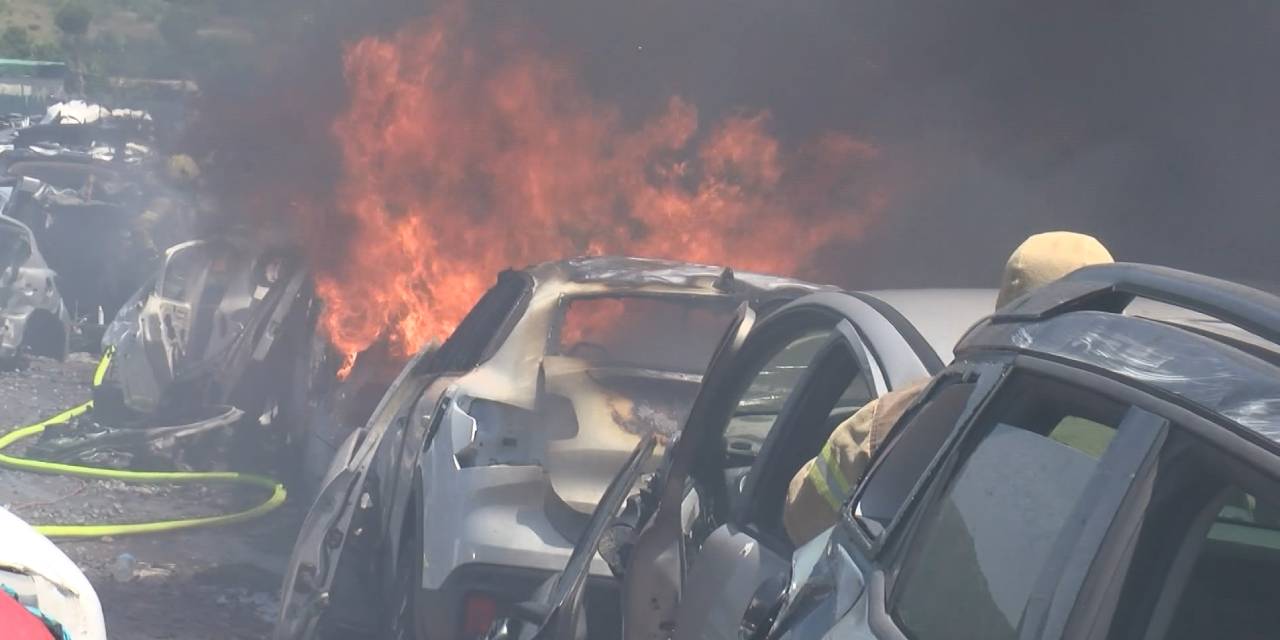 Maltepe'de seramik deposu alev alev yandı