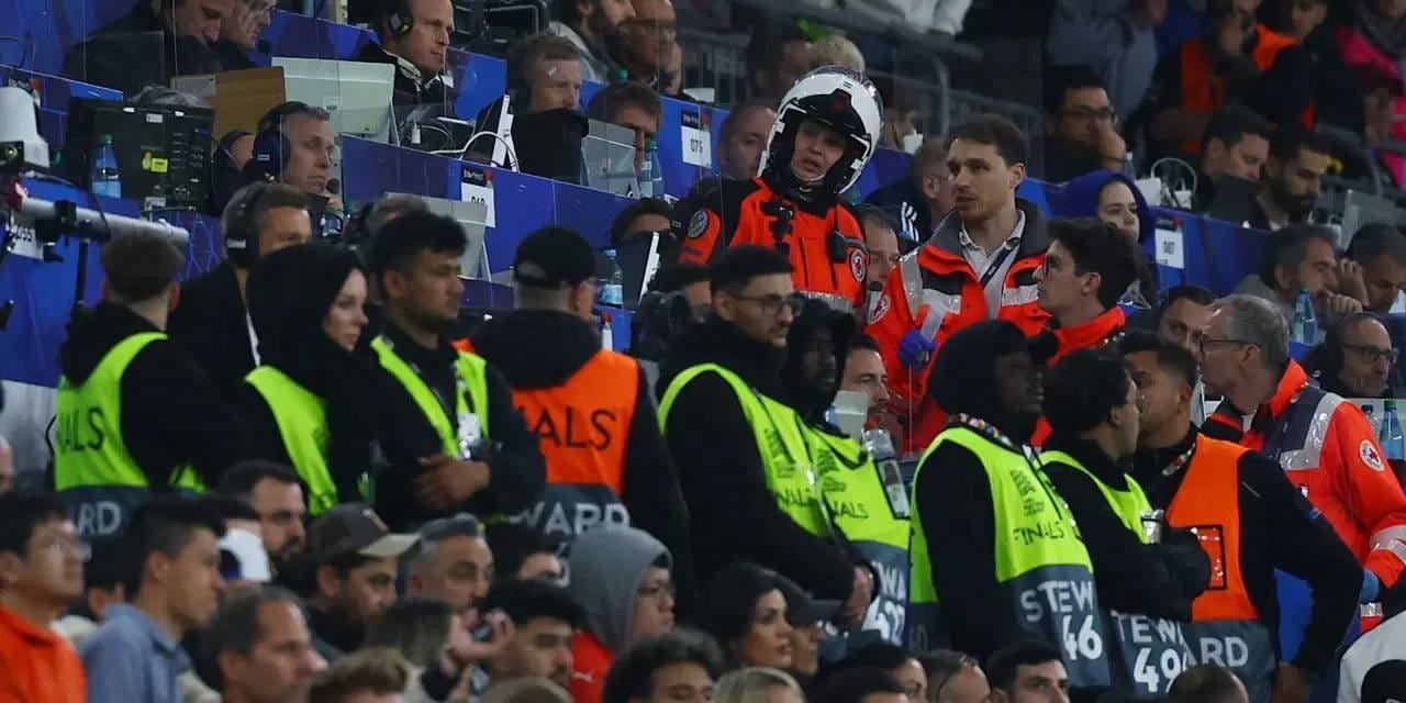 Maç oynanırken 8 metre yükseklikten basın tribününe düşen taraftar öldü