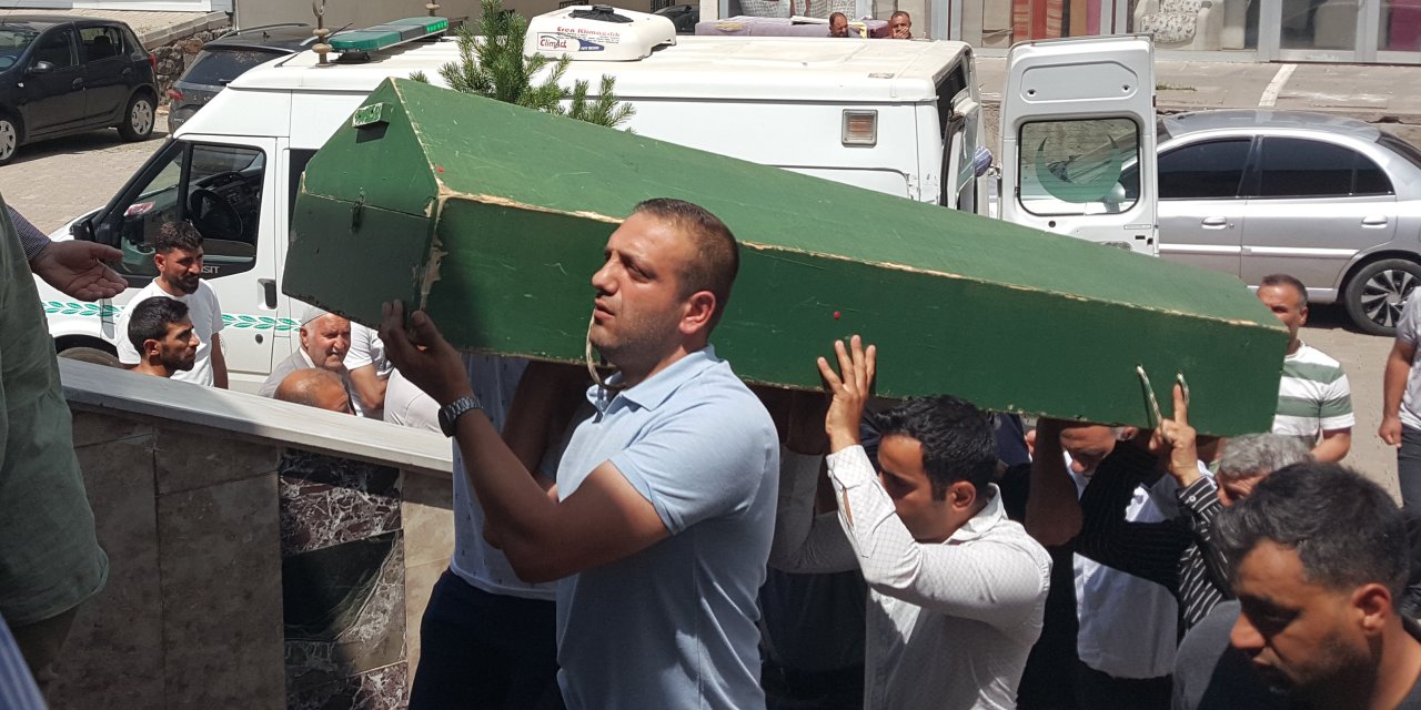 Motosiklet kazasında hayatını kaybeden öğrenci Bingöl'de toprağa verildi