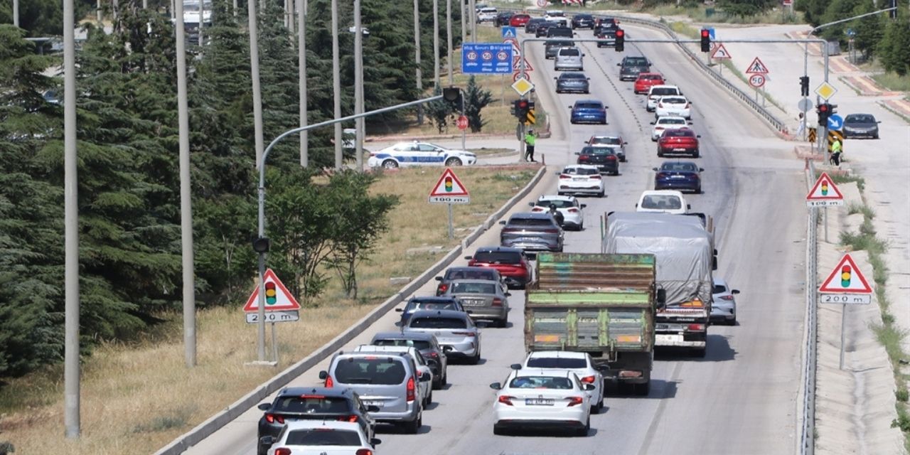 Bayram trafiği Burdur'u kilitledi: 8 saatte 30 bin araç geçti