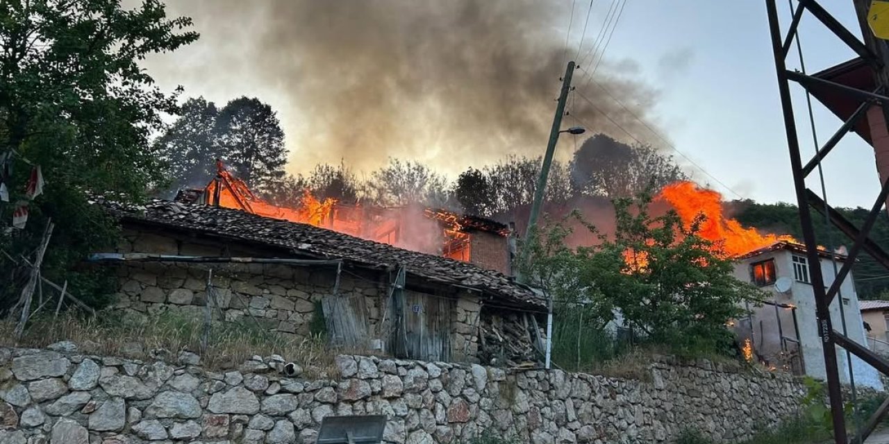 Amasya'daki yangın 4 evi kül etti