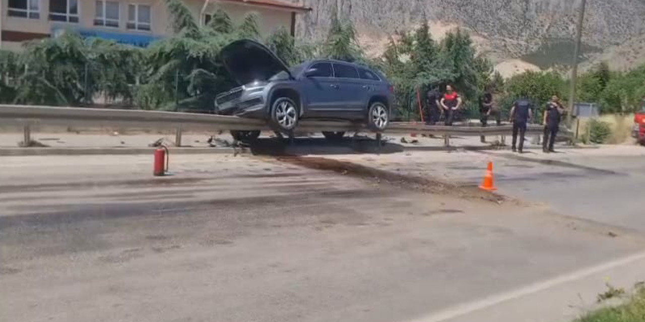 İnanılmaz kaza! Otomobil bariyerde asılı kaldı